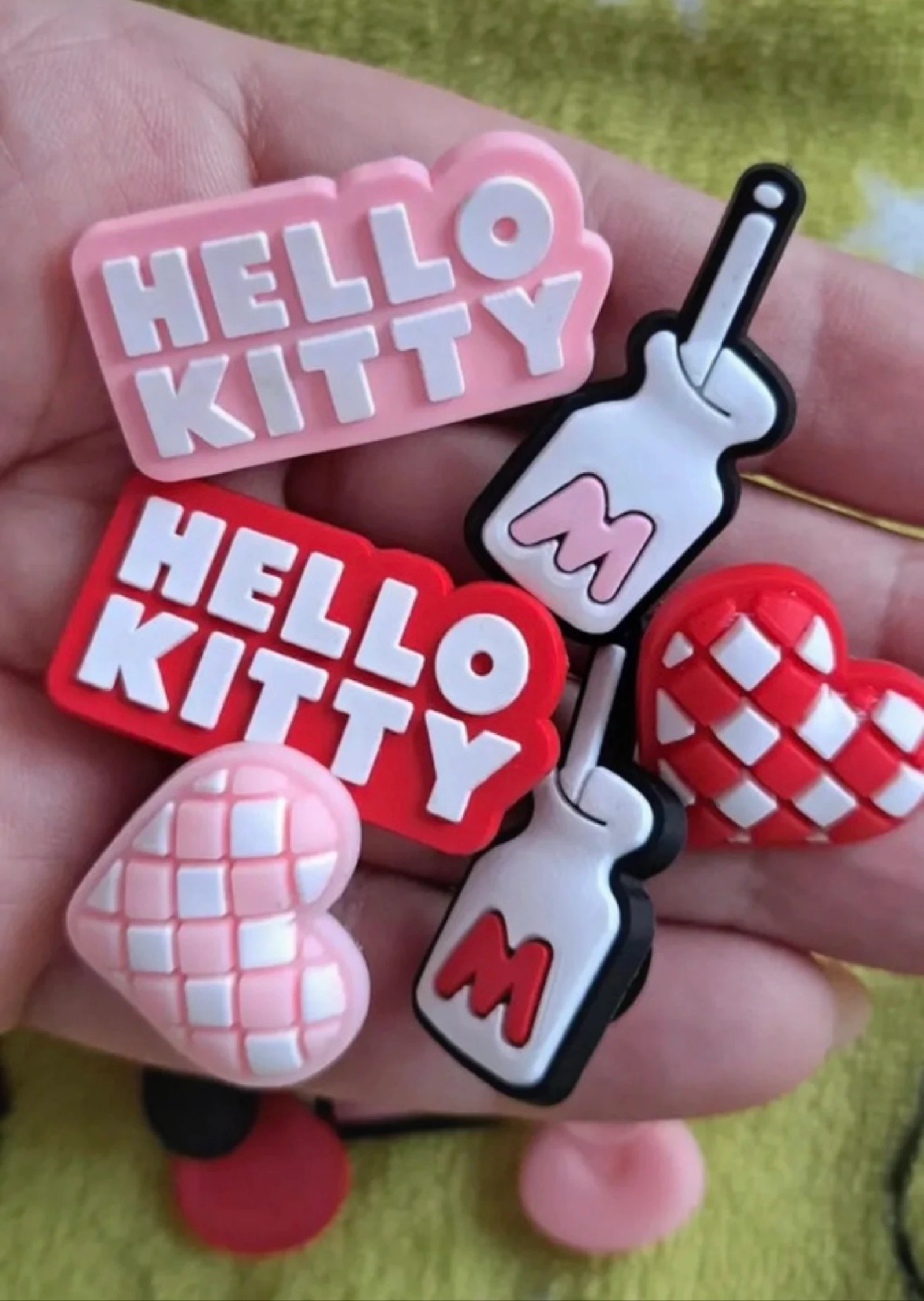 14 pin’s pour crocs Hello Kitty  – photo 2